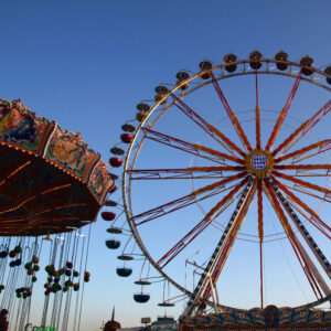 Riesenrad und Kettenkarussel auf der Münchne Wiesn.
